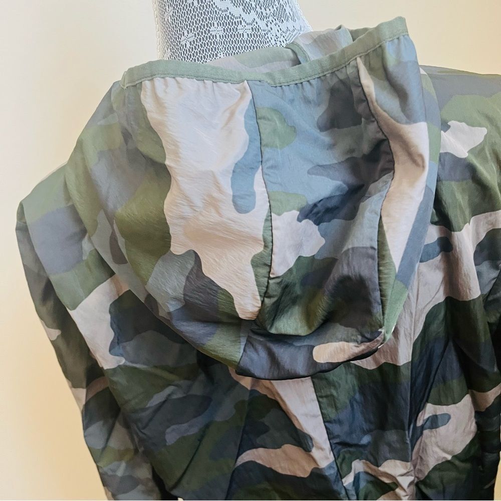 Offline by Aerie Camo Windbreaker Jacket Sz Small - Picture 6 of 11